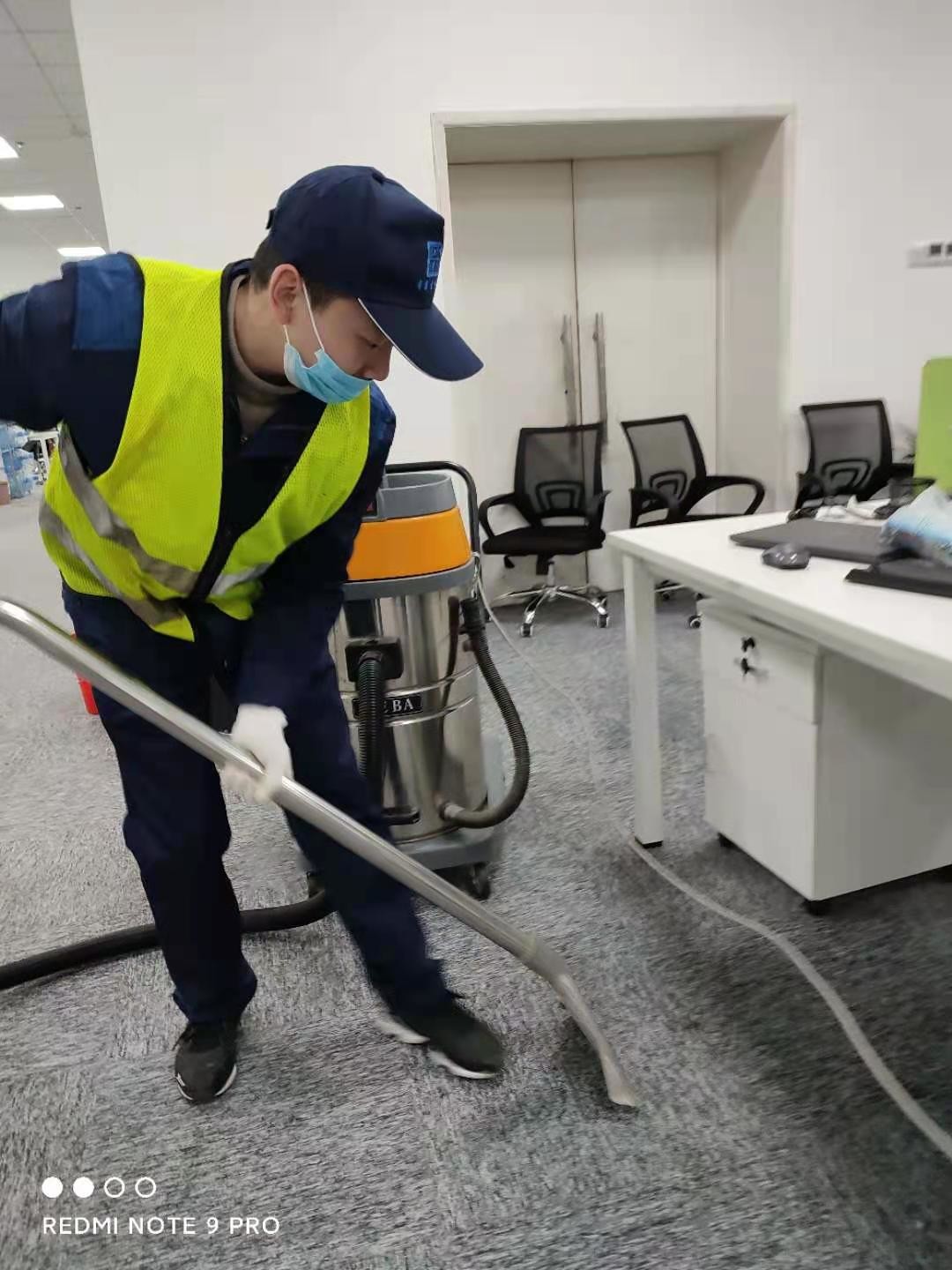 地毯清洗好麻煩？教你這些小技巧，自己也能清潔干凈！