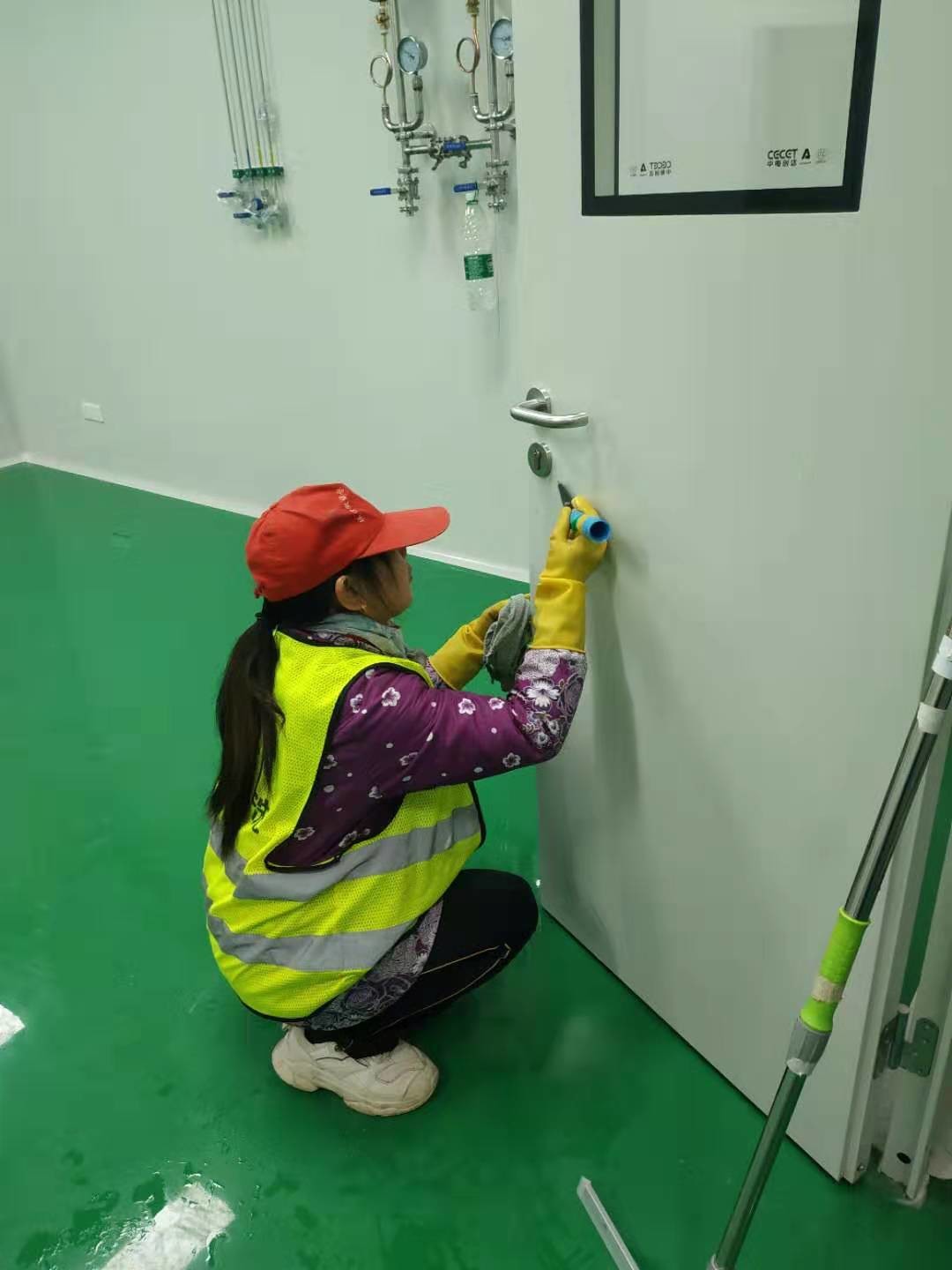 武漢江城清洗為華中科技大學(xué)信息大樓提供精開荒服務(wù)